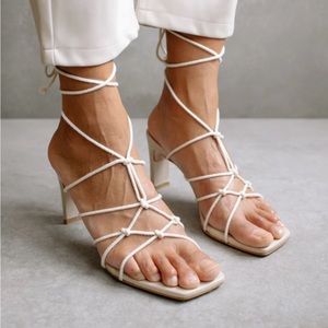 Alohas Unique Laced cream sandals